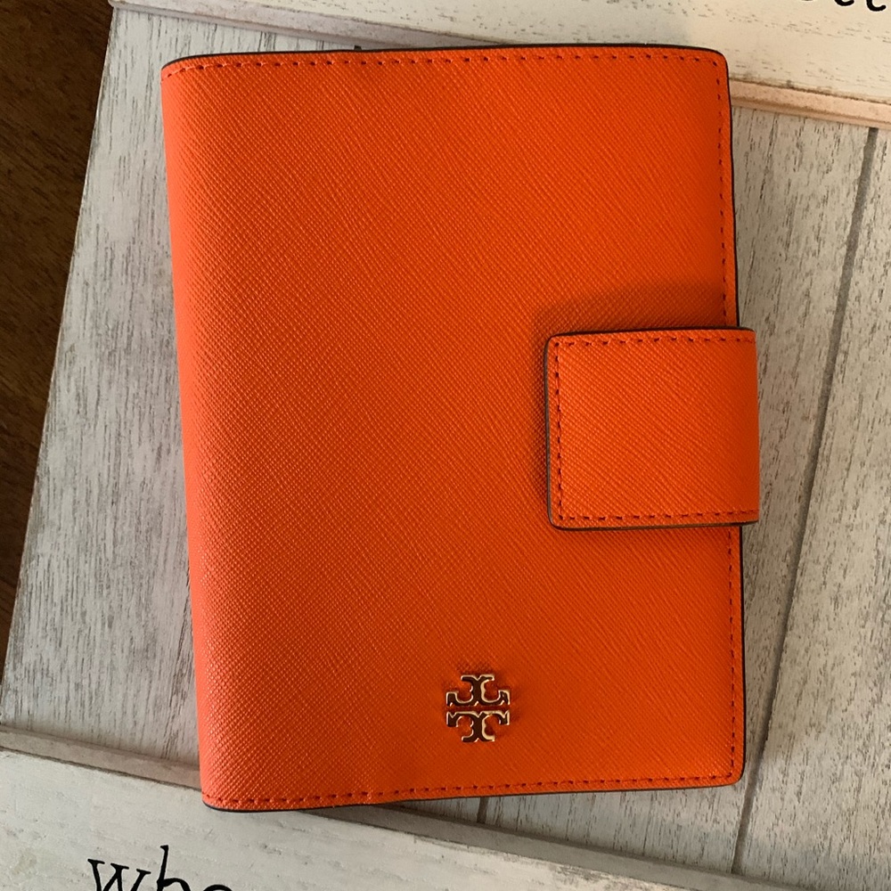 Last one 🎁New Tory Burch passport wallet 💝 - Picture 5 of 5